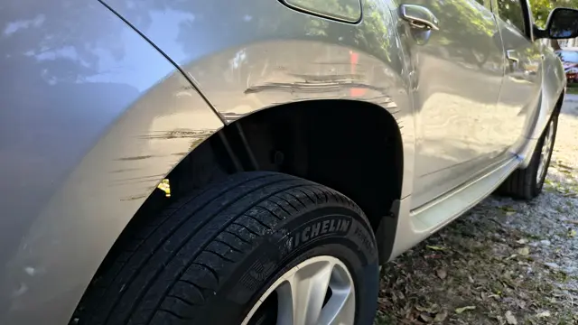 Detalhe lateral e pneu